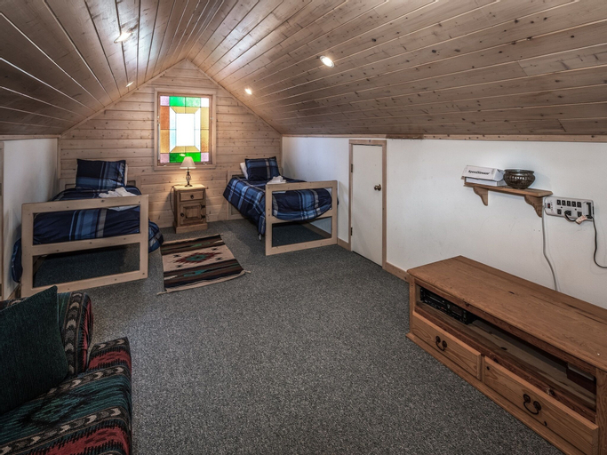 Bedroom 3, Wine N Pines, Lincoln