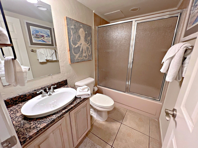 Bathroom 3, Broadmoor, Escambia