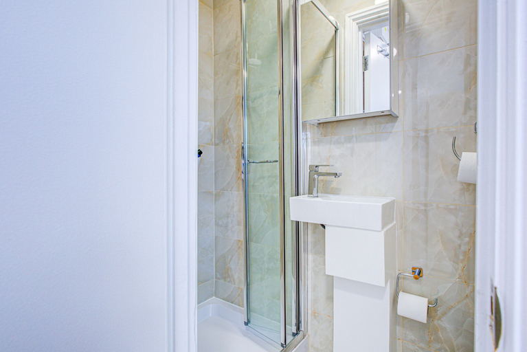 Bathroom 2, Carlton Residence Sleeps 6, London
