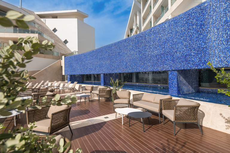 Exterior & Views 28