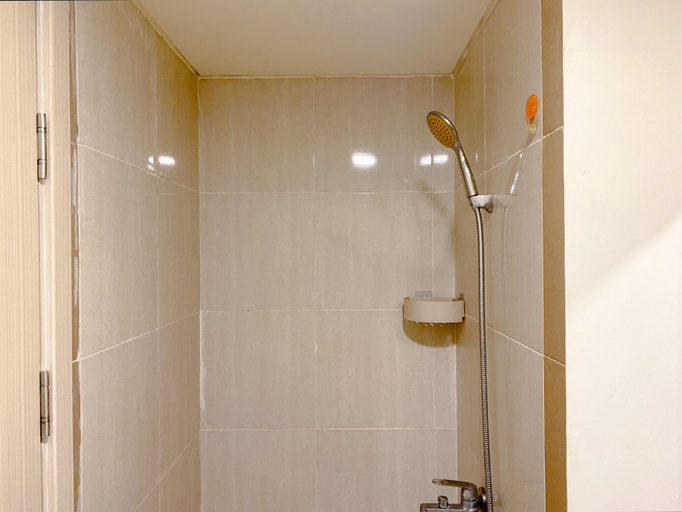Bathroom 5, Comfortable and Spacious 3BR Meikarta Apartment By Travelio, Cikarang