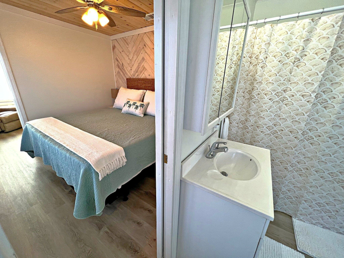 Bedroom 2, Stay Salty, Baldwin