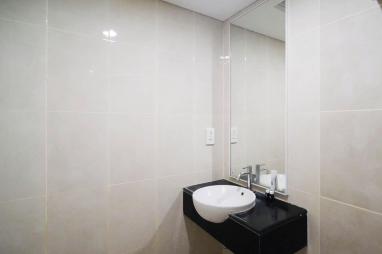 Bathroom 3, Strategic And Comfy 2Br Apartment At Trillium Residence, Surabaya