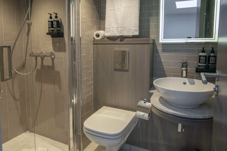 Bathroom 4, Best Western Plus Vauxhall Hotel, London