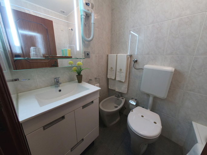 Bathroom 5, Lusitana Hotel, Porto