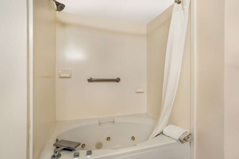 Bathroom 3, Best Western Oak Manor, Harrison
