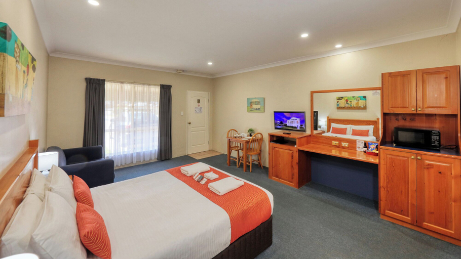 Bedroom 2, Breakout Motor Inn, Cowra