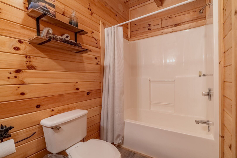 Bathroom, Bear Necessities, Jefferson