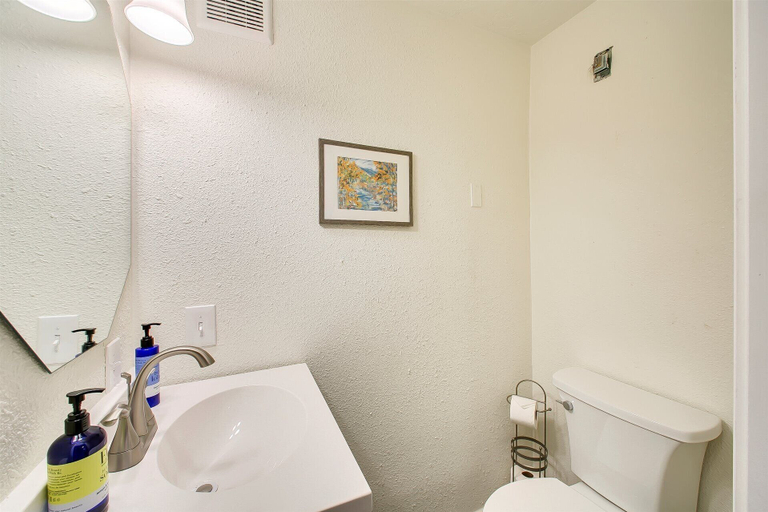 Bathroom 4, Norton's River Crossing, Ada
