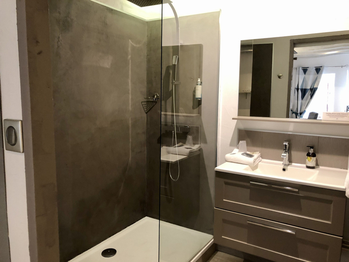 Bathroom 3, Oasis, Mayenne