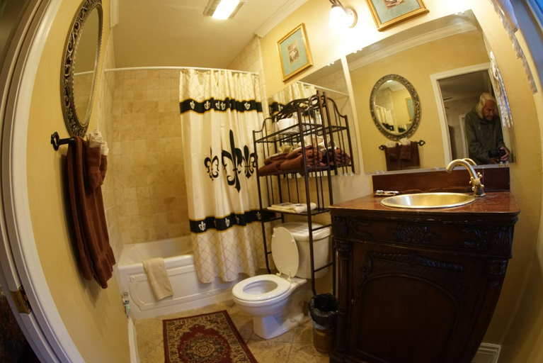 Bathroom 3, FLEUR DE LAC EUROPERAN INn, San Bernardino