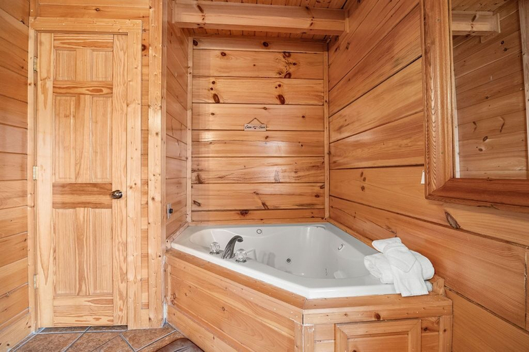 Bathroom 5, Rocky Top Memories, Sevier