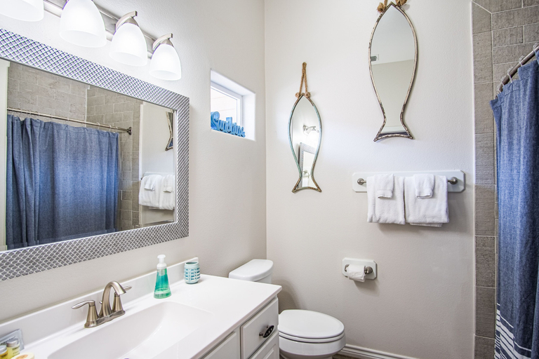 Bathroom 4, Waikiki Beach, Nueces