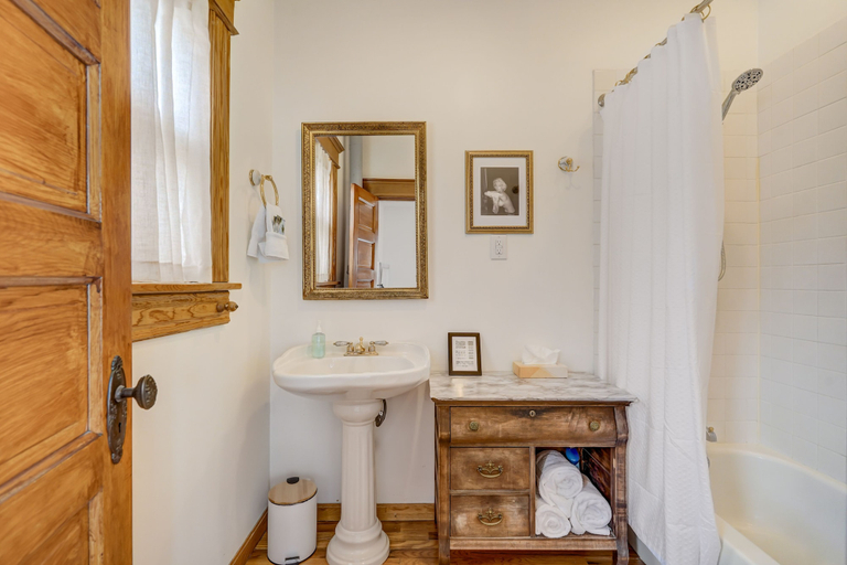 Bathroom 4, Garden Base A, El Paso