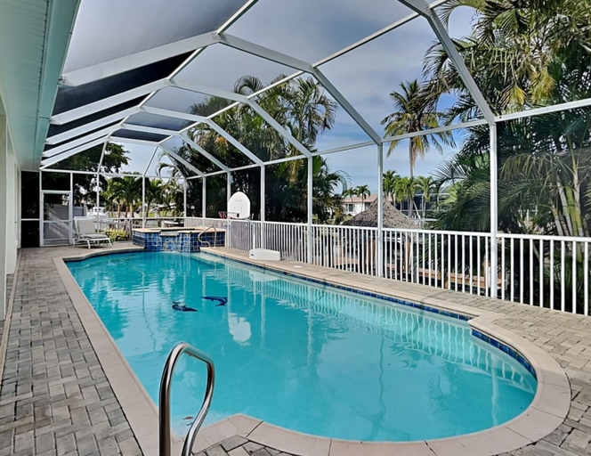 Sport & Beauty 1, Coral Reef Cabana, Lee