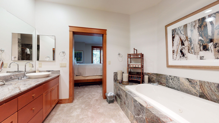 Bathroom 4, Timbers #10 4 Bedrooms Townhouse by RedAwning, Mono