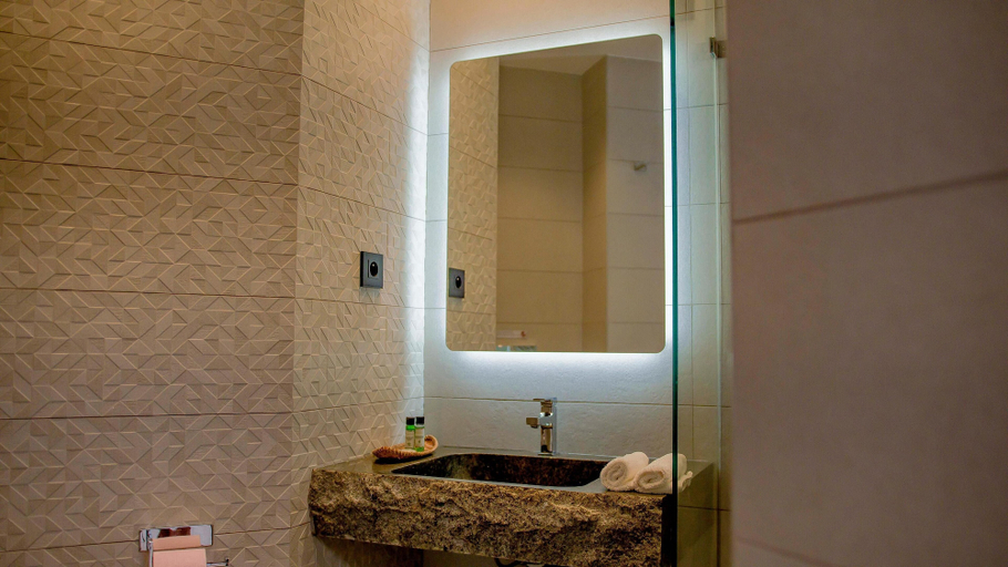 Bathroom 3, BLUE VELVET, Diana