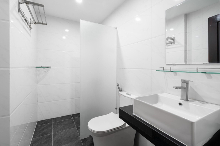 Bathroom 5, Rose Sea Hotel & Apartment, Da Nang