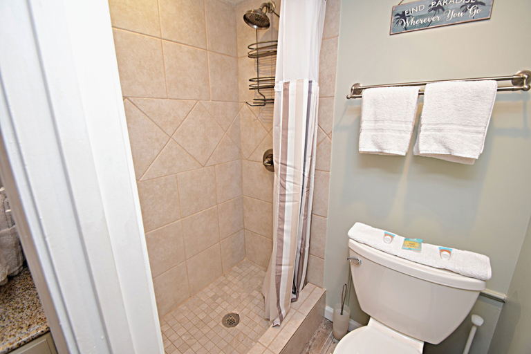 Bathroom 4, Gulf House, Baldwin