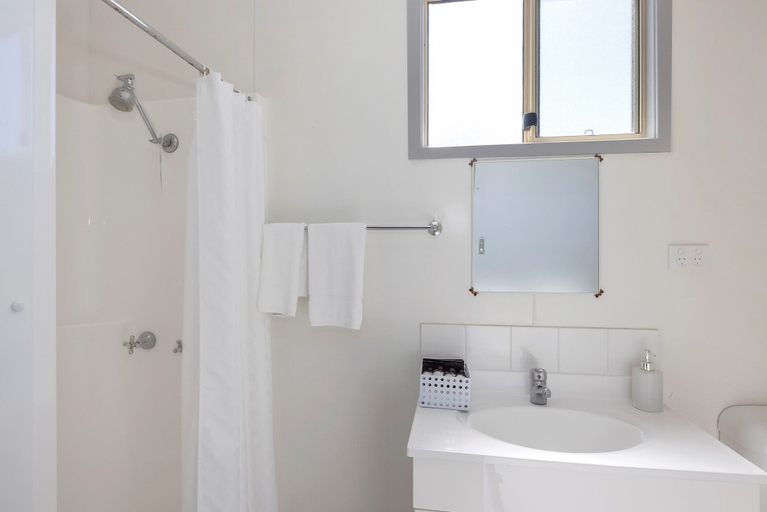 Bathroom 3, Reflections Forster Beach - Holiday Park, Great Lakes