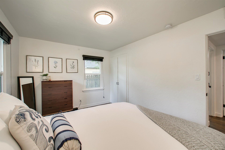 Bedroom 2, The Valiant Vic, Ada