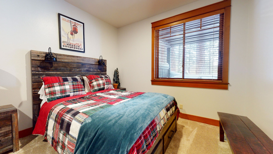 Room 3, Timbers #10 4 Bedrooms Townhouse by RedAwning, Mono