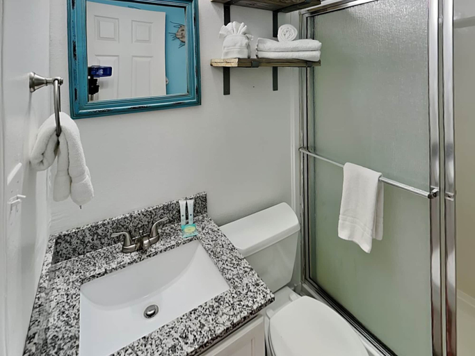 Bathroom 3, Catch the Wave Unit B, Nueces