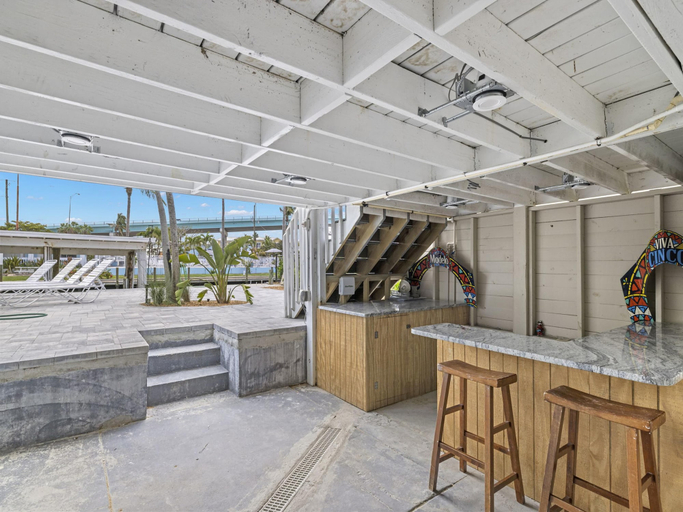 Food & Drinks, Premier Island Escape, Lee