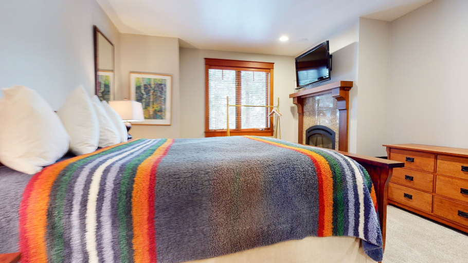 Room 5, Timbers #10 4 Bedrooms Townhouse by RedAwning, Mono
