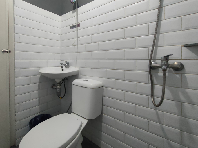 Bathroom 5, Puspiptek Residence Syariah Mitra RedDoorz, Tangerang Selatan