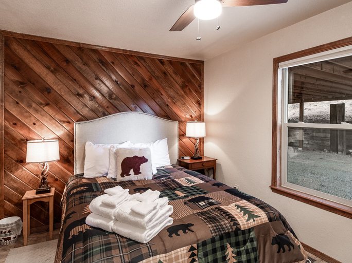 Bedroom 3, Enchanted Oak Cabin, Lincoln