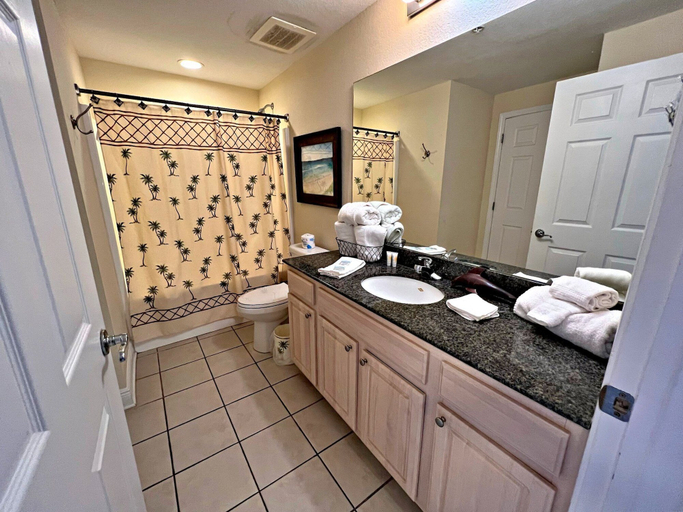 Bathroom 5, Crystal Tower, Baldwin