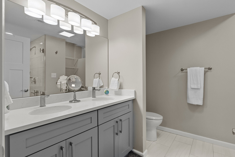 Others 4, Bright Urban Comfort | JZ Vacation Rentals, Saint Louis