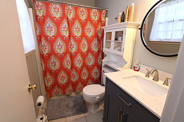 Bathroom 4, The Peaceful One, Baldwin