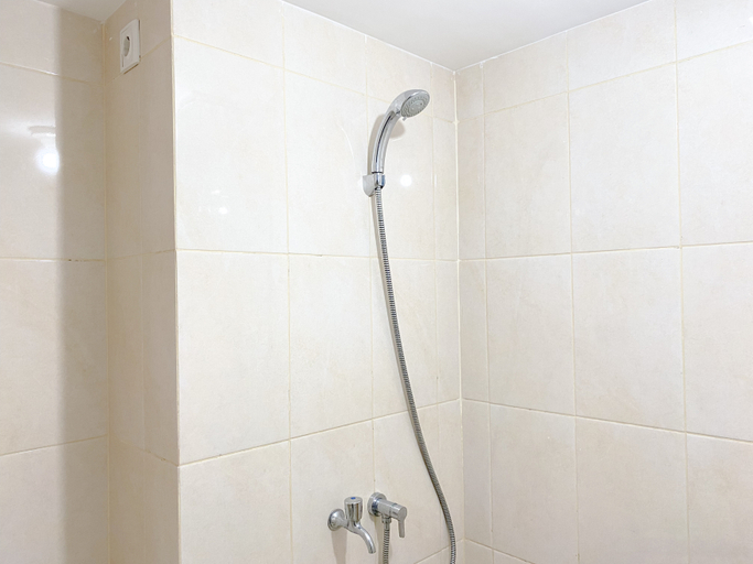 Bathroom 5, Good Choice and Comfy Studio Springlake Summarecon Bekasi Apartment By Travelio, Bekasi