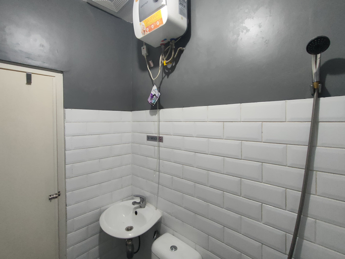 Bathroom 4, Puspiptek Residence Syariah Mitra RedDoorz, Tangerang Selatan