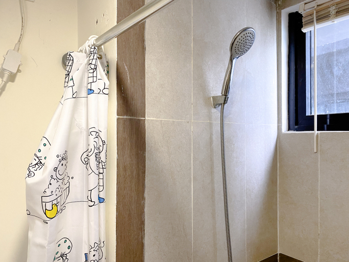 Bathroom 5, Comfortable Living 2BR at Meikarta Apartment By Travelio, Cikarang
