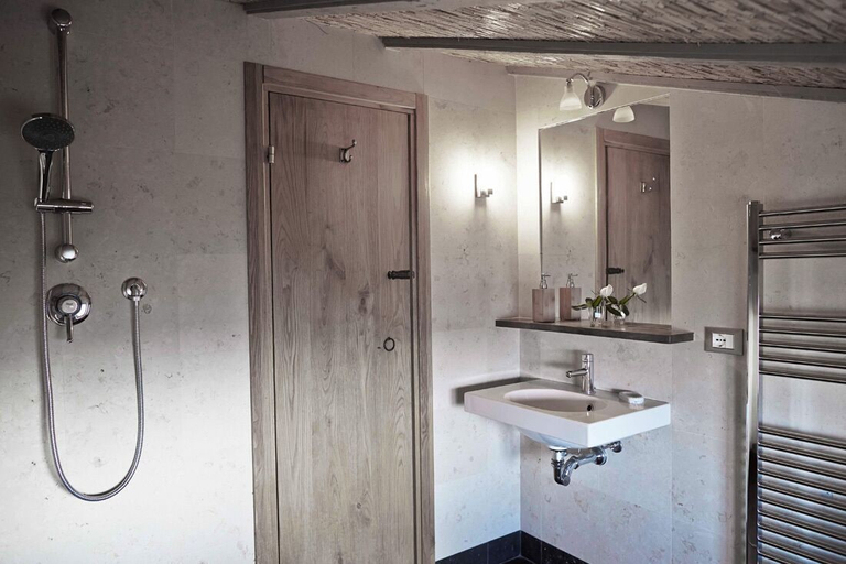 Bathroom 4, Peralta Tuscany, Lucca