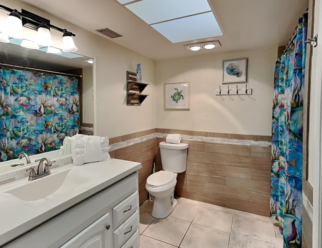 Bathroom 3, Sunrise Suite, Lee