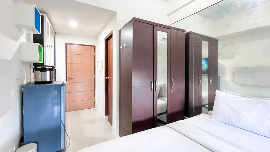 Bedroom 2, Simply Design Studio Apartment at Vida View Makassar By Travelio, Makassar