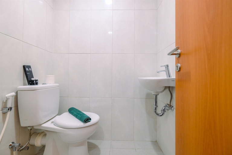 Bathroom 5, Minimalist Studio Apartment At Evenciio Margonda, Depok