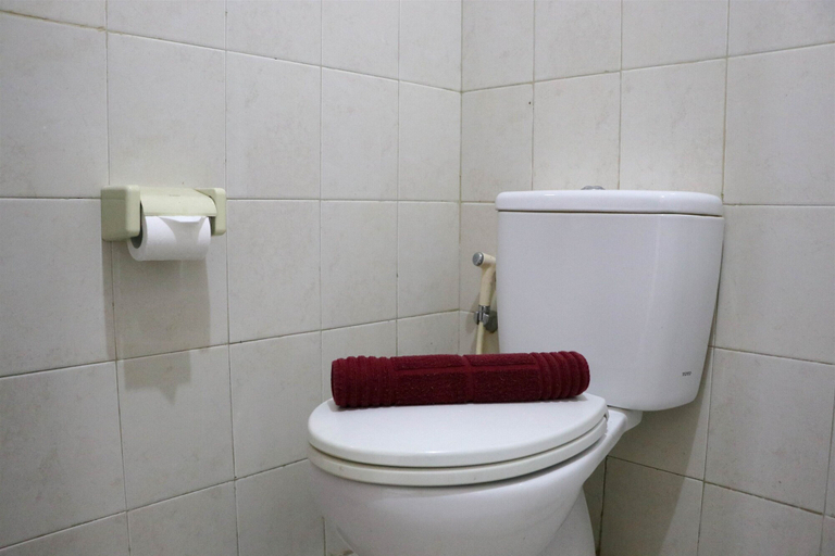 Bathroom 3, Tranquil And Cozy 1Br Apartment At Thamrin Residence, Central Jakarta
