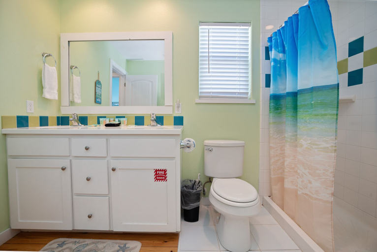 Bathroom 3, Station Street, Nueces