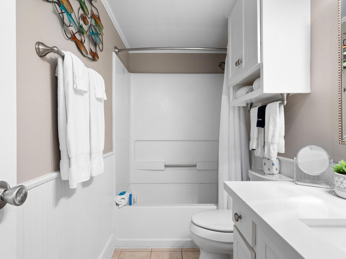Bathroom 4, Laguna Reef 2 by Miss Kitty’s, Aransas