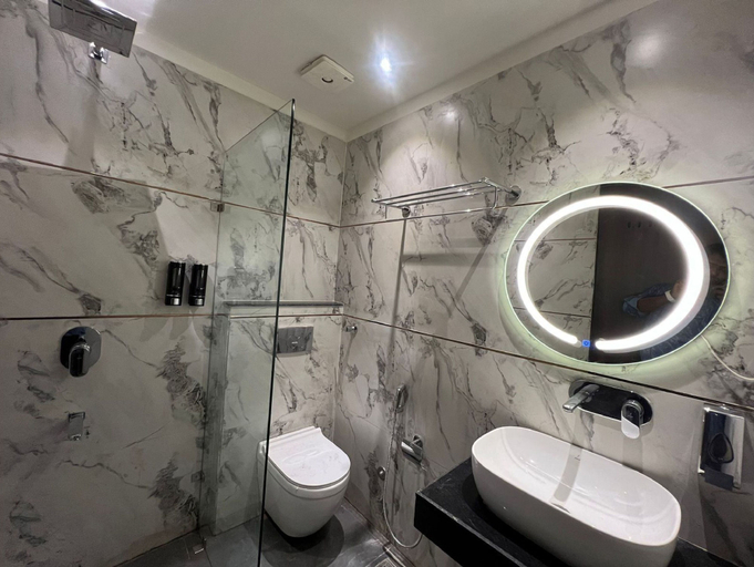 Bathroom 4, Hotel Majestic Grand By MNG Rooms, Kanpur Nagar