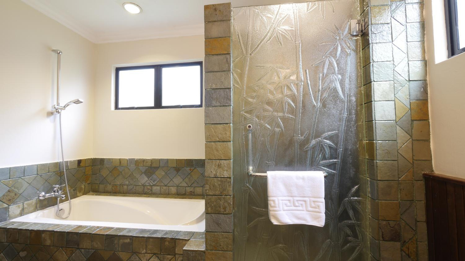 Bathroom 18