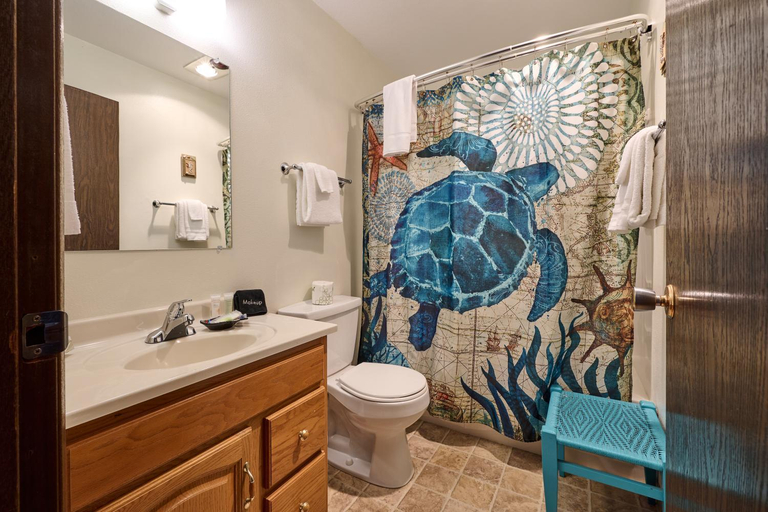 Bathroom 1, Surftides Plaza Rentals, Lincoln