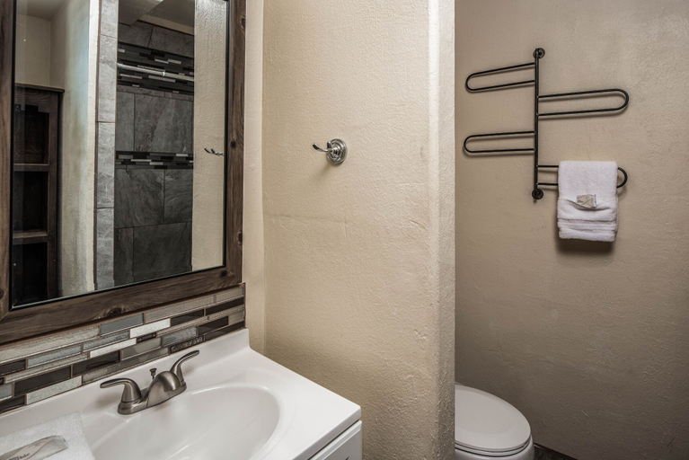 Bathroom 4, The Cabin on Center, Lincoln