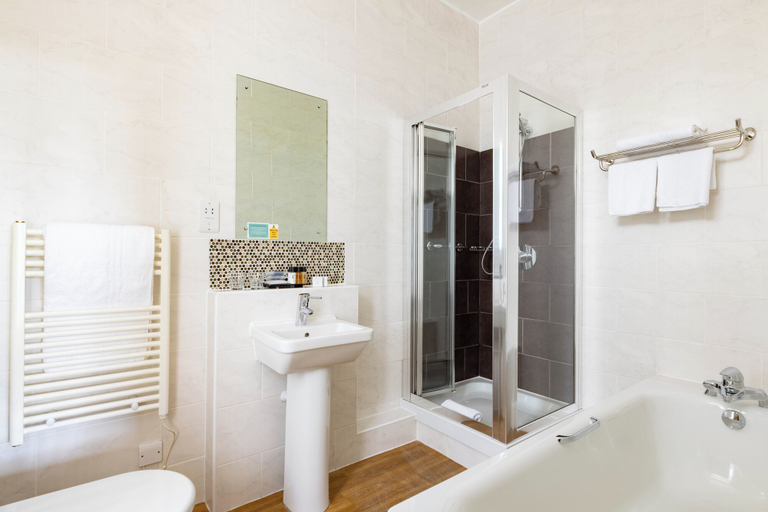 Bathroom 4, The Highland Hotel Strathpeffer by Belvilla, Highland