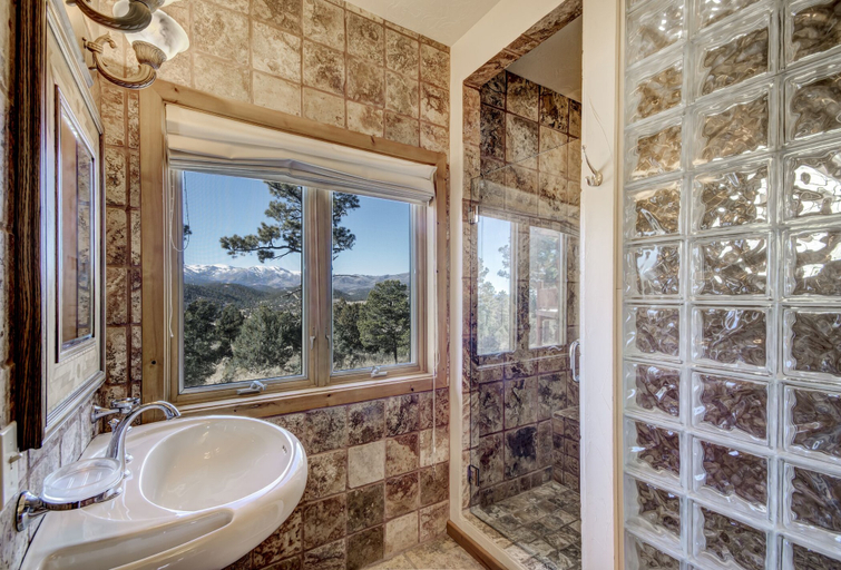 Bathroom 3, Blue Lake Lodge, Lincoln